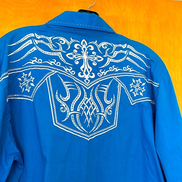 Victorious Los Angeles Cotton Embroidered Details Button Front Shirt - Picture 5 of 6